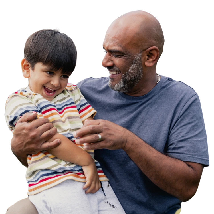 Padre compartiendo un momento alegre con su hijo